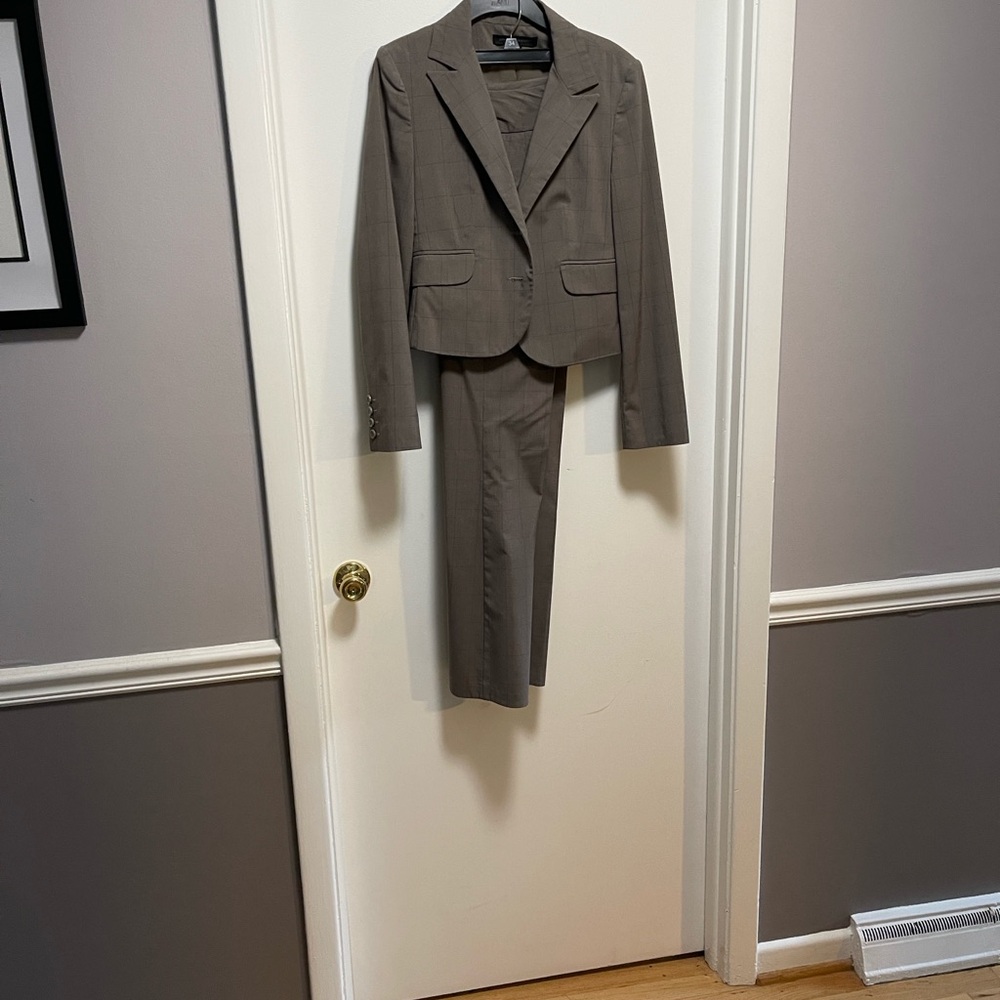 Express Suit - Picture 5 of 7